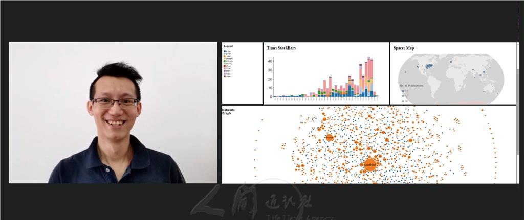 圖說：視覺化系統(NTI Visualizer)研發負責人張英杰在線上簡單示範書目的可視化，用文字配合關鍵詞 (Key Words)搜查及以網絡視覺圖。 人間社記者趙聞暄攝