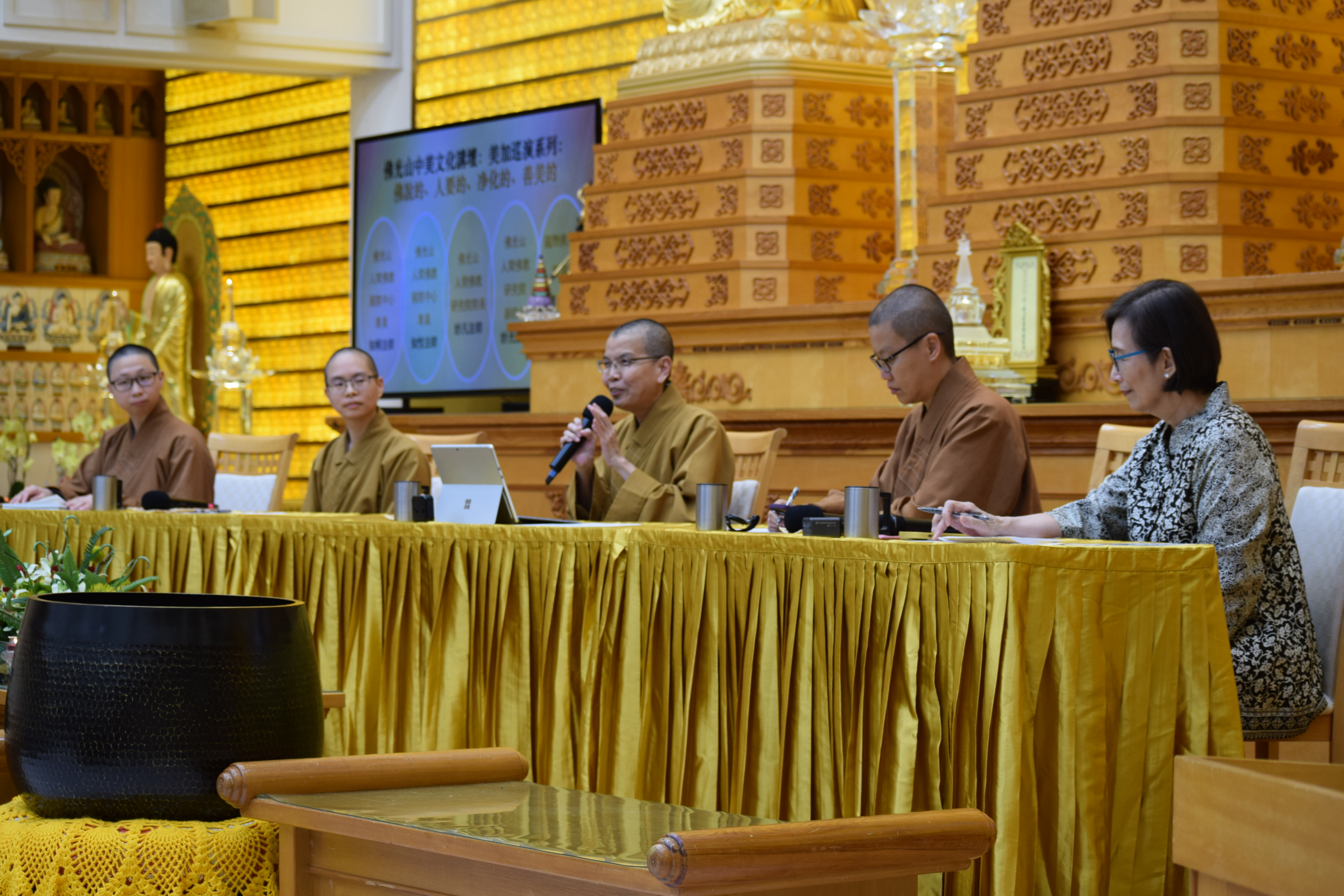 佛光山中美文化講壇在佛光山中美寺大雄寶殿舉辦，右起：佛光檀講師趙辜懷箴、副院長妙光法師、院長妙凡法師、知悅法師、知桐法師。